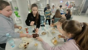Dzieci uczestniczą w warsztatach cukierniczych, wykonują deser bezowy.