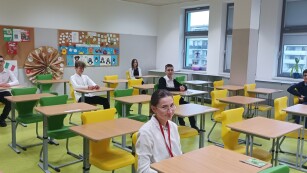Uczniowie w sali przed egzaminem próbnym.