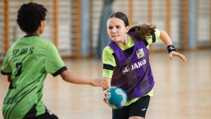 zdjęcie dziewcząt grających w piłkę ręczną -7