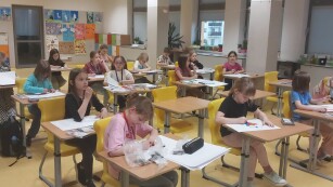 Uczniowie w sali lekcyjnej podczas przebiegu konkursu plastycznego wykonują pracę - Polska moim domem.