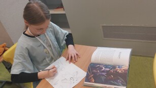 Uczeń przygotowuje pracę - komiks z lektury.